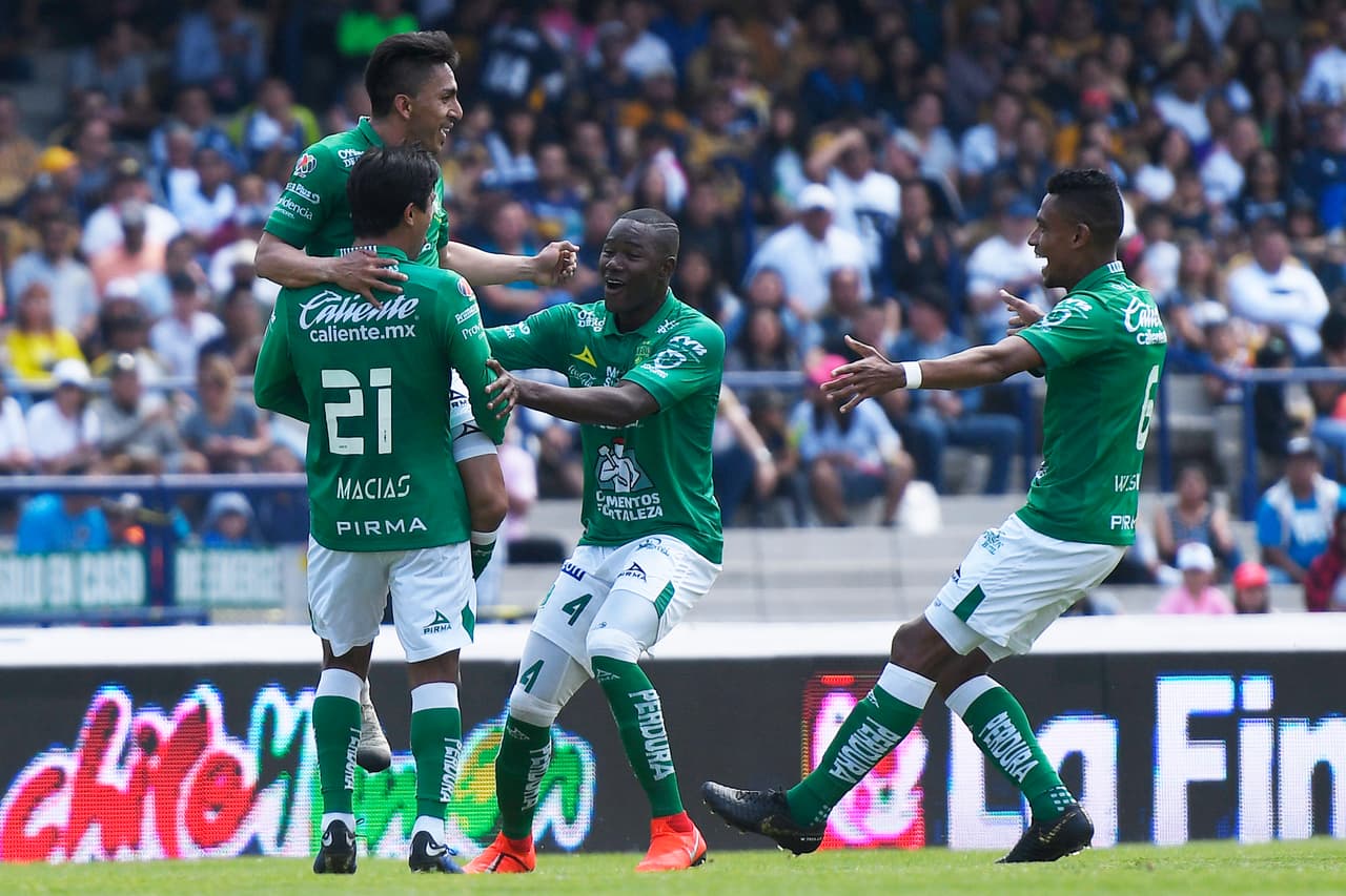 Tras la revisión del VAR se confirmó el segundo gol de los visitantes, anotado por el ecuatoriano Ángel Mena (izquierda) al minuto 31.