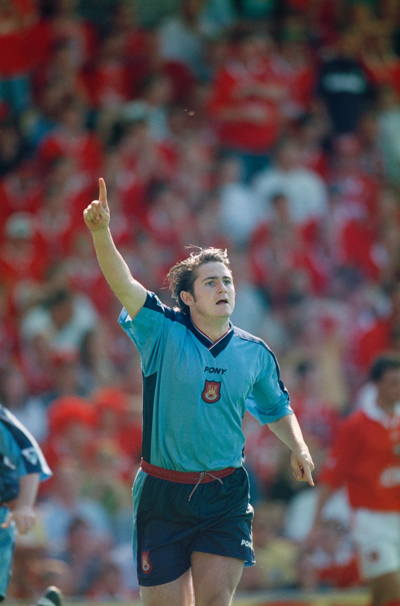 En 1996 volvió al West Ham en la temporada de 1998-99 ayudó a que el equipo ocupara la quinta posición en Inglaterra, lo que de inmediato lo puso en el radar de los grandes equipos.