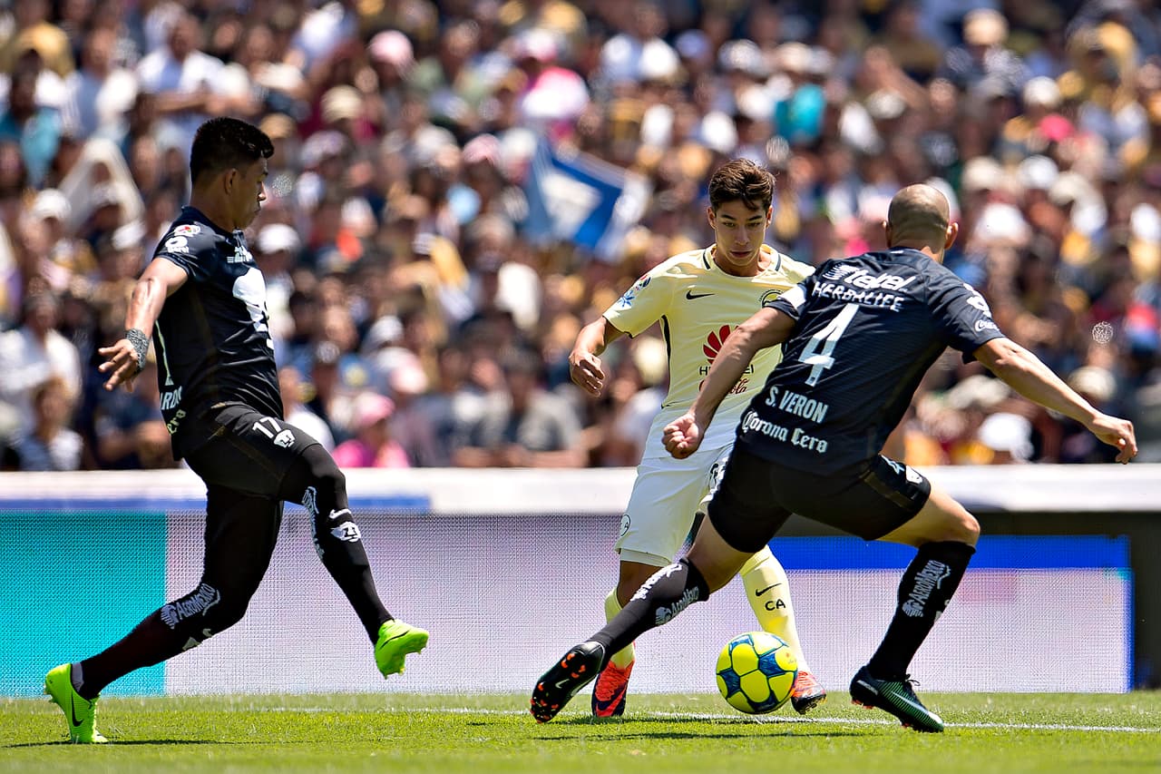 Diego Lainez tuvo un gran primer tiempo, desbordando y encarando rivales a placer.