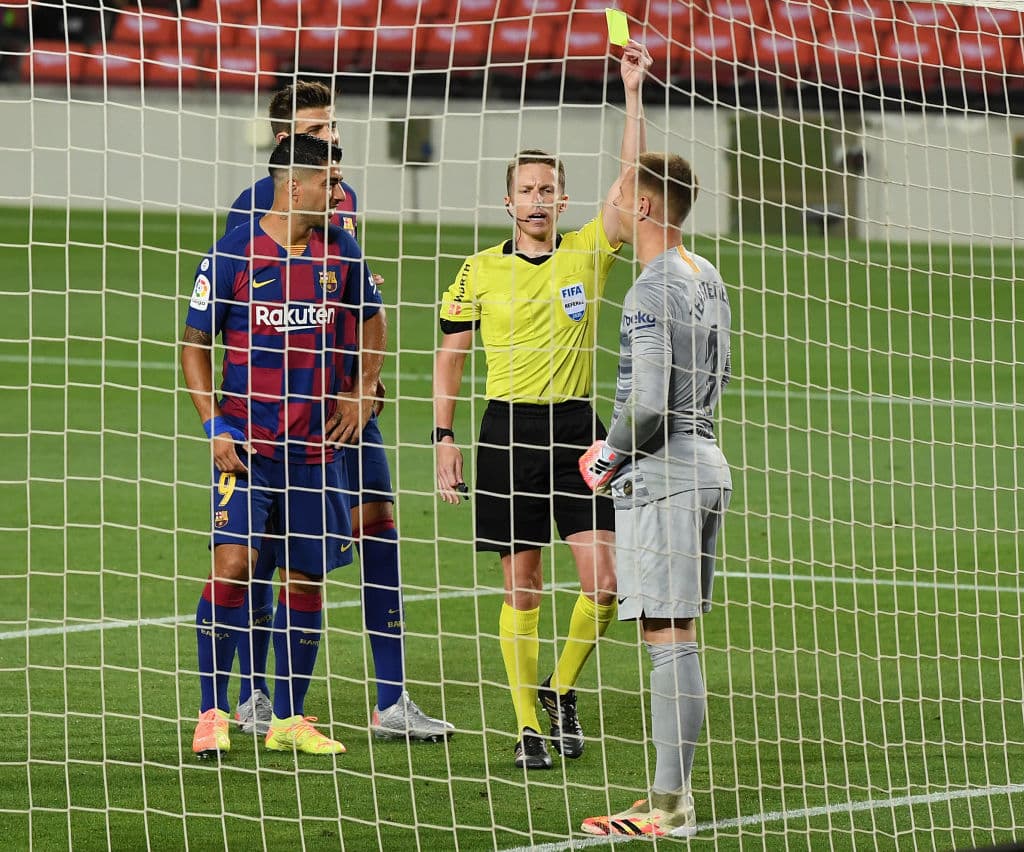 Ter Stegen le había atajado el penalti a Diego Costa, pero el VAR lo repite ya que el alemán se había adelantado y termina llevandose la tarjeta amarilla.