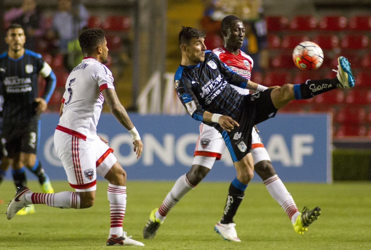 Nelson controla la pelota ante Nyarko y Franklin.