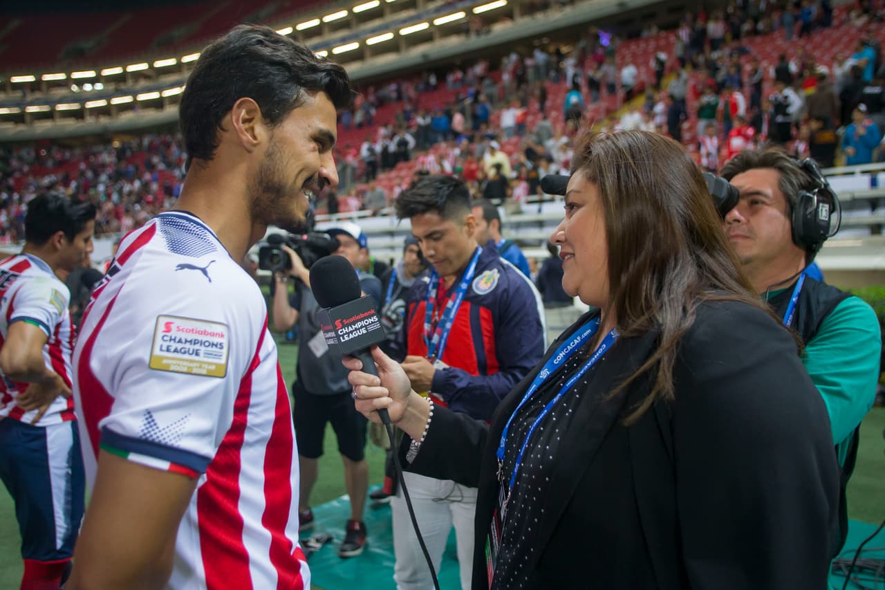 El carisma de Alanis genera un magnetismo natural con todos los seguidores.