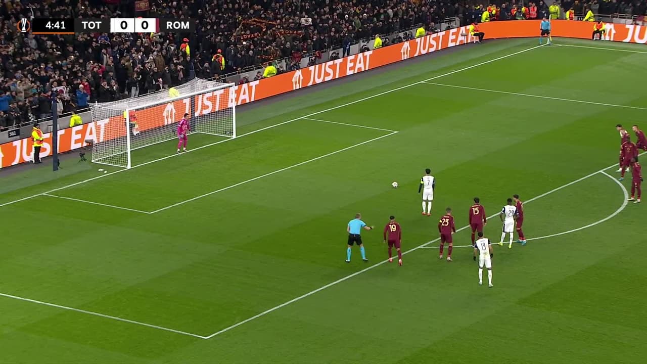 ¡GOL!  anota para Tottenham Hotspur. Son Heung-Min