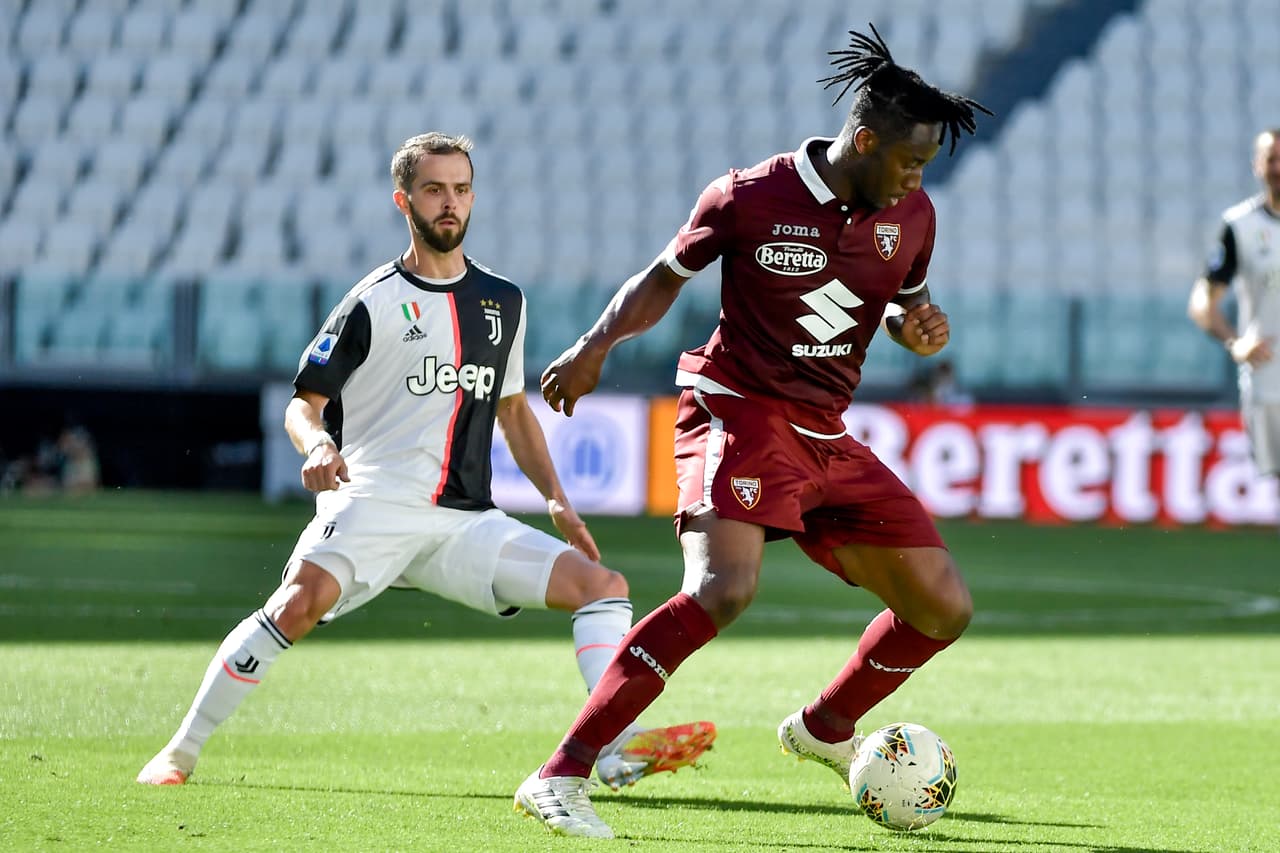 A los cinco minutos del segundo tiempo Torino estaba empatando el partido; el árbitro anuló el gol por fuera de lugar.