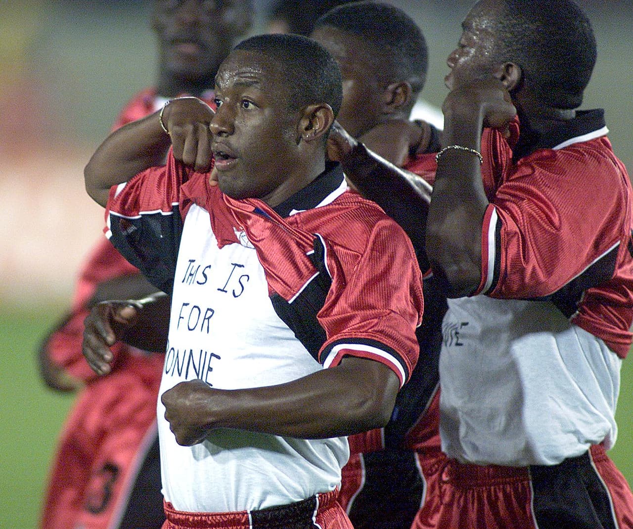 6.- Russell Latapy (Trinidad y Tobago 2-3 El Salvador) (10 de enero 1996).- El famoso mediocampista trinitario no pudo evitar la derrota caribeña a pesar de su gran actuación con dos tantos a los minutos 59 y 64 en el mismo Edison International Field de Anaheim. (Foto: Getty Images).