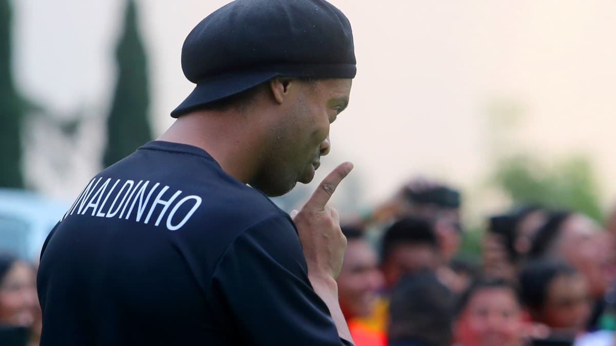 Ronaldinho no la pasa tan mal en prisión y ya hasta tuvo un asado