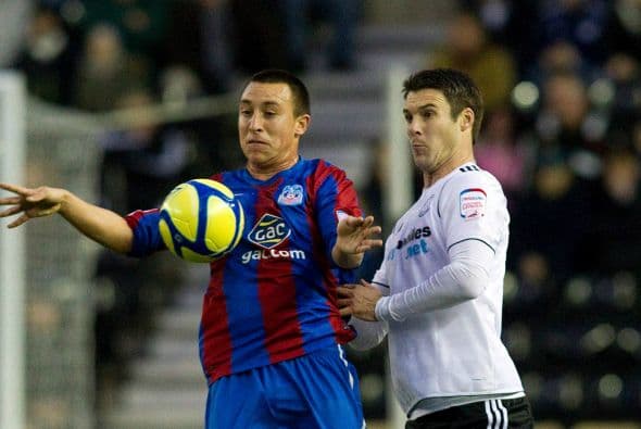 Antonio Pedroza intentó aprovechar su ascendencia británica para jugar en Inglaterra, el juvenil probó suerte unas semanas con el Crystal Palace, al final el club inglés le dio las gracias al delantero.