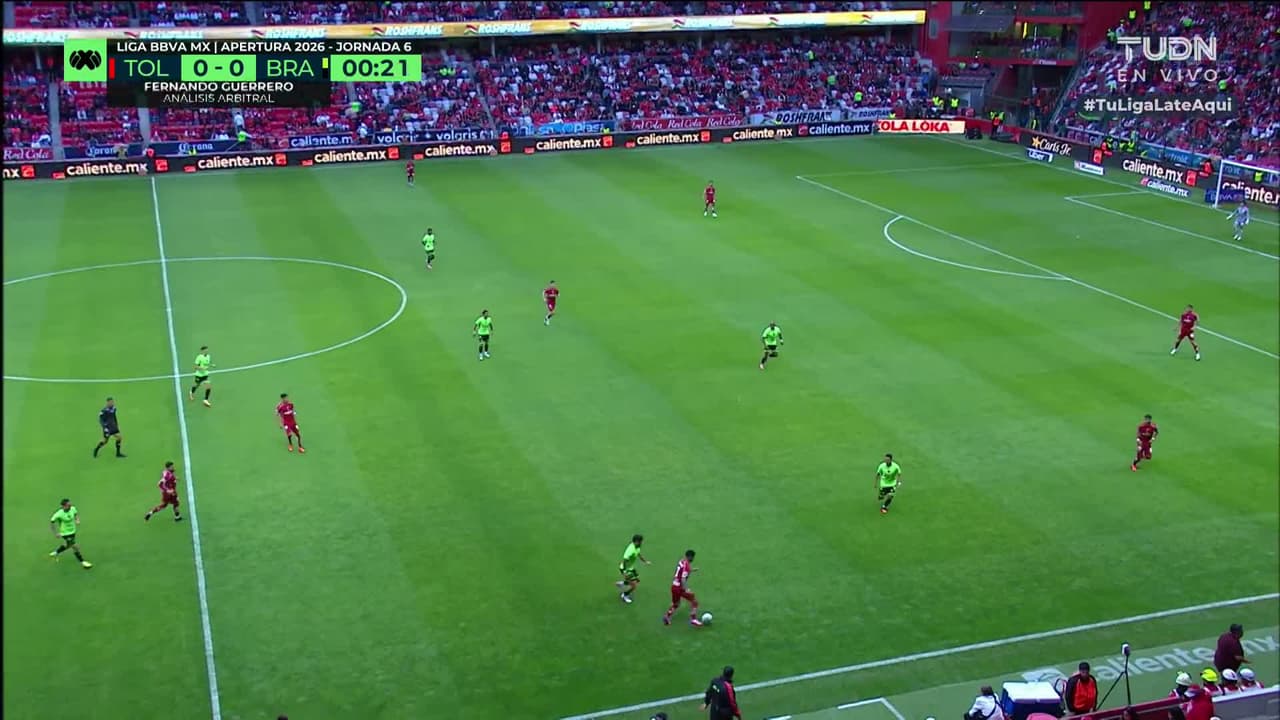 Arranca el partido y la pelota está en juego.