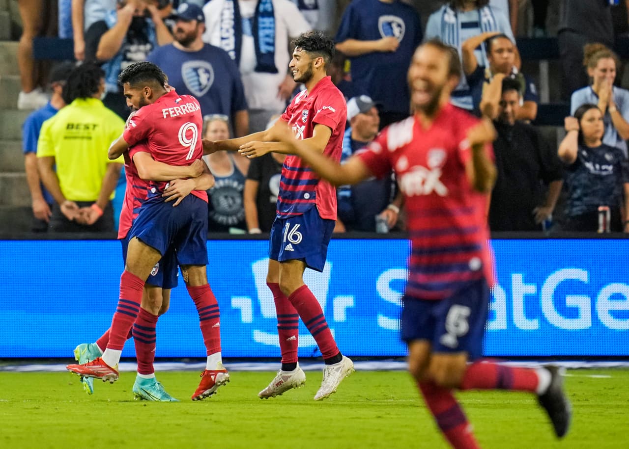 Jesús Ferreira celebró así uno de los goles de FC Dallas.
<br>