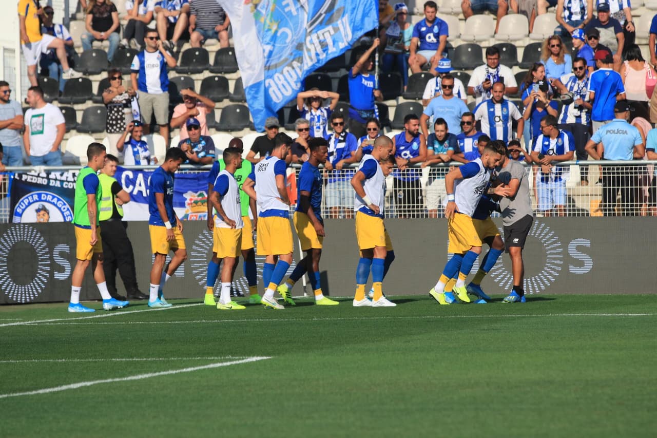 Ya calentando en cancha.