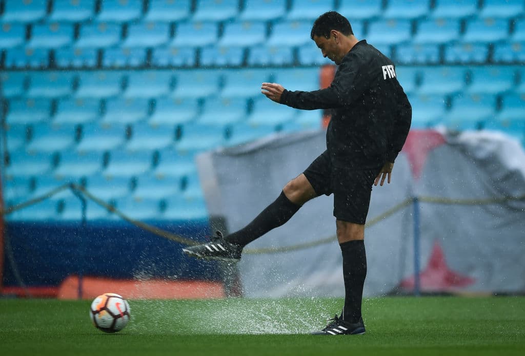 Tras la fuerte lluvia que obligó al aplazamiento del juego de ida de la final de la Copa Libertadores entre Boca Juniors y River Plate, Conmebol avaló a La Bombonera para disputar el partido, a pesar de su estado.