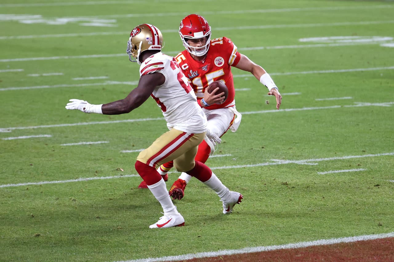 Patrick Mahomes anotó el primer touchdown del partido tras una jugada'read option'. Le tomó 7 minutos y 26 segundos a los Chiefs llevar el balón a las diagonales.
