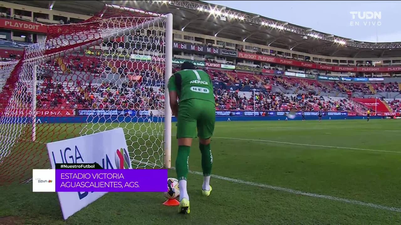 Arranca el partido y la pelota está en juego.