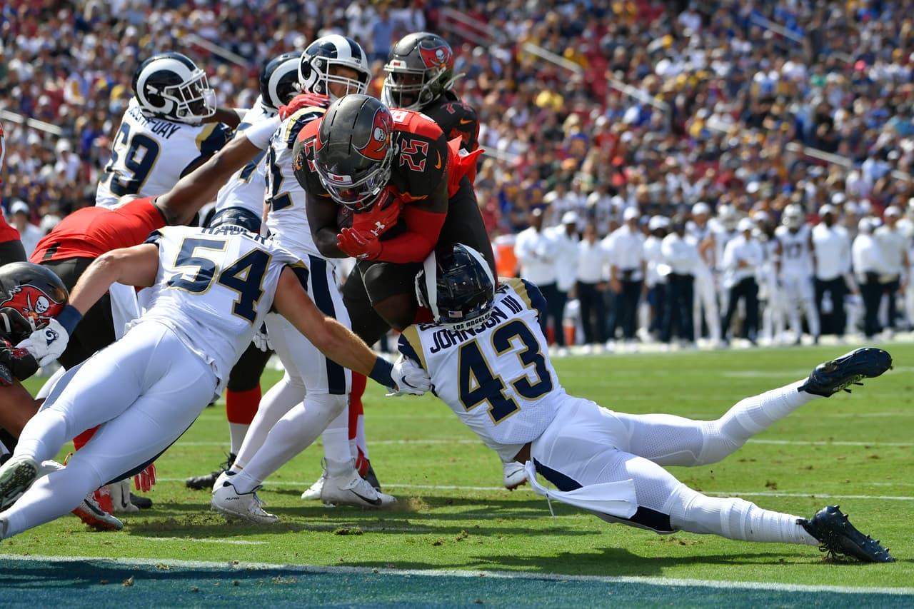 Tampa Bay Buccaneers 55-40 Los Angeles Rams. Y pasó. Peyton Barber de los Buccaneers pasa sobre Bryce Hager y John Johnson.