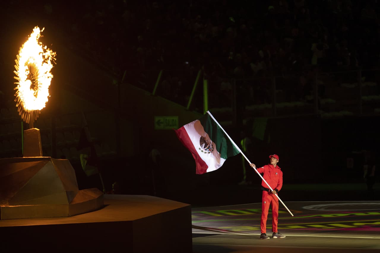 La bandera tricolor ondeaba muy cerca de la llama olímpica.
<br>