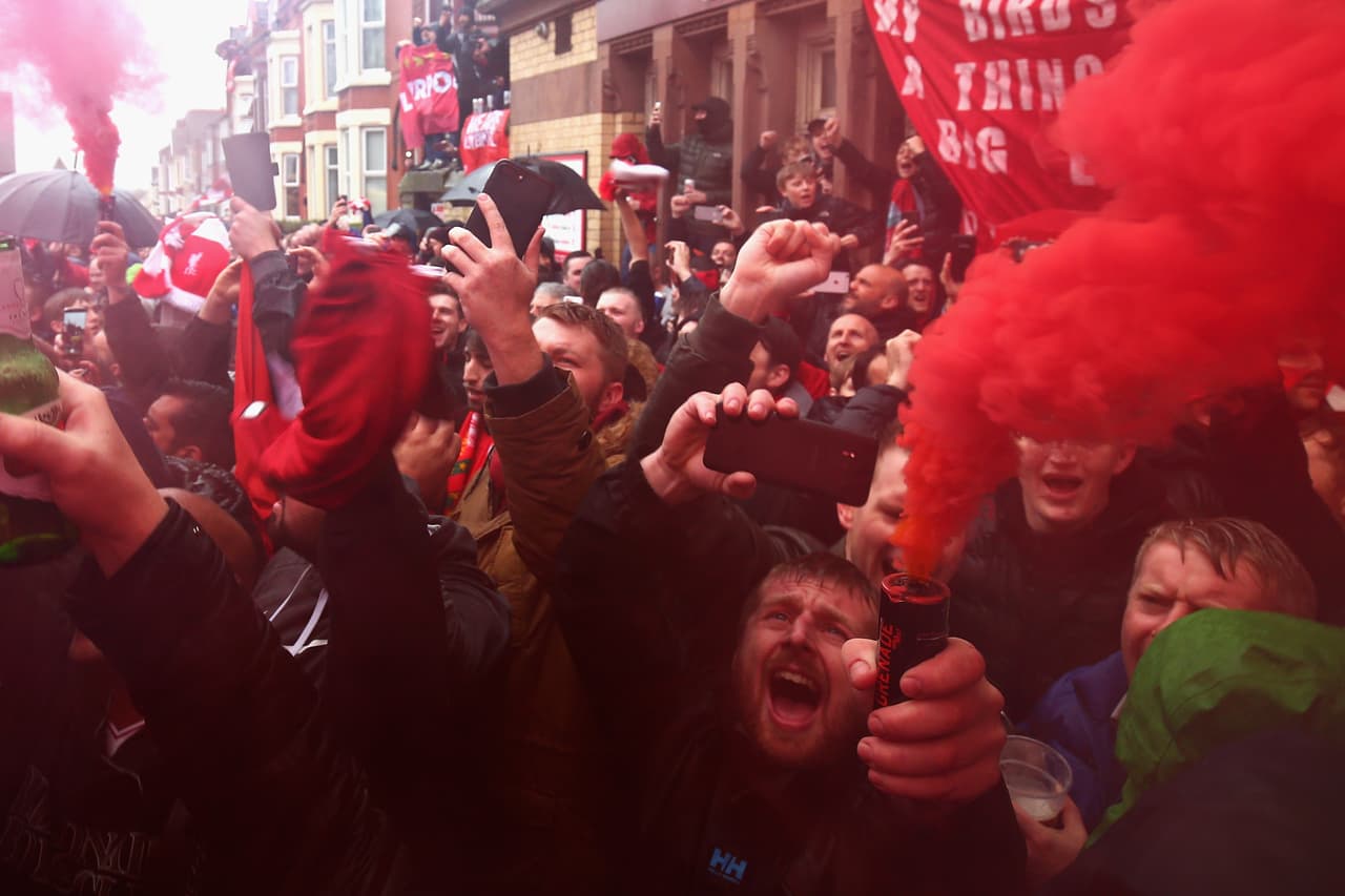 El cielo se vistió de fiesta en las calles de Liverpool, que con la presencia de los hinchas del equipo tuvieron la alegría previa al partido de ida de las semifinales de Champions League contra Roma.