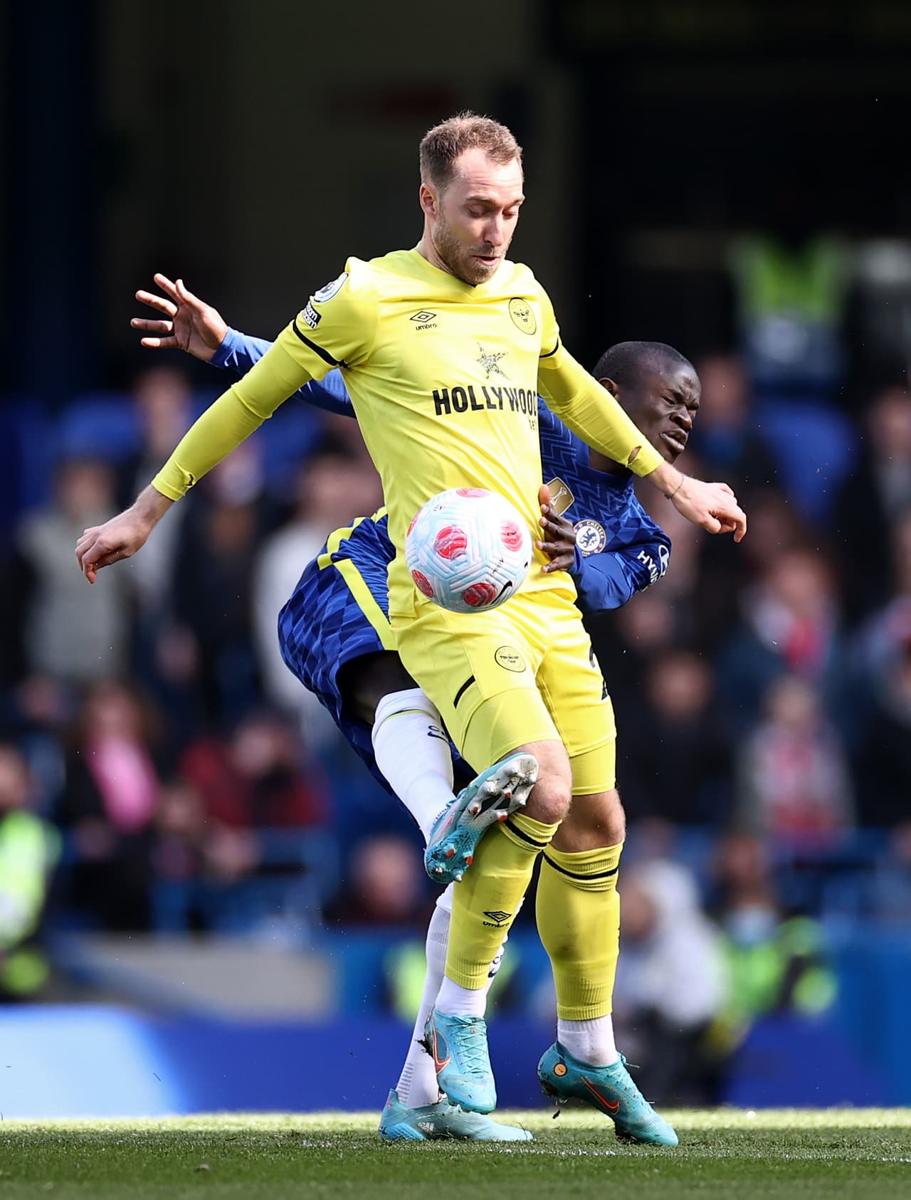 El futbolista danés juega con un desfibrilador que le permite estar en el terreno de juego.