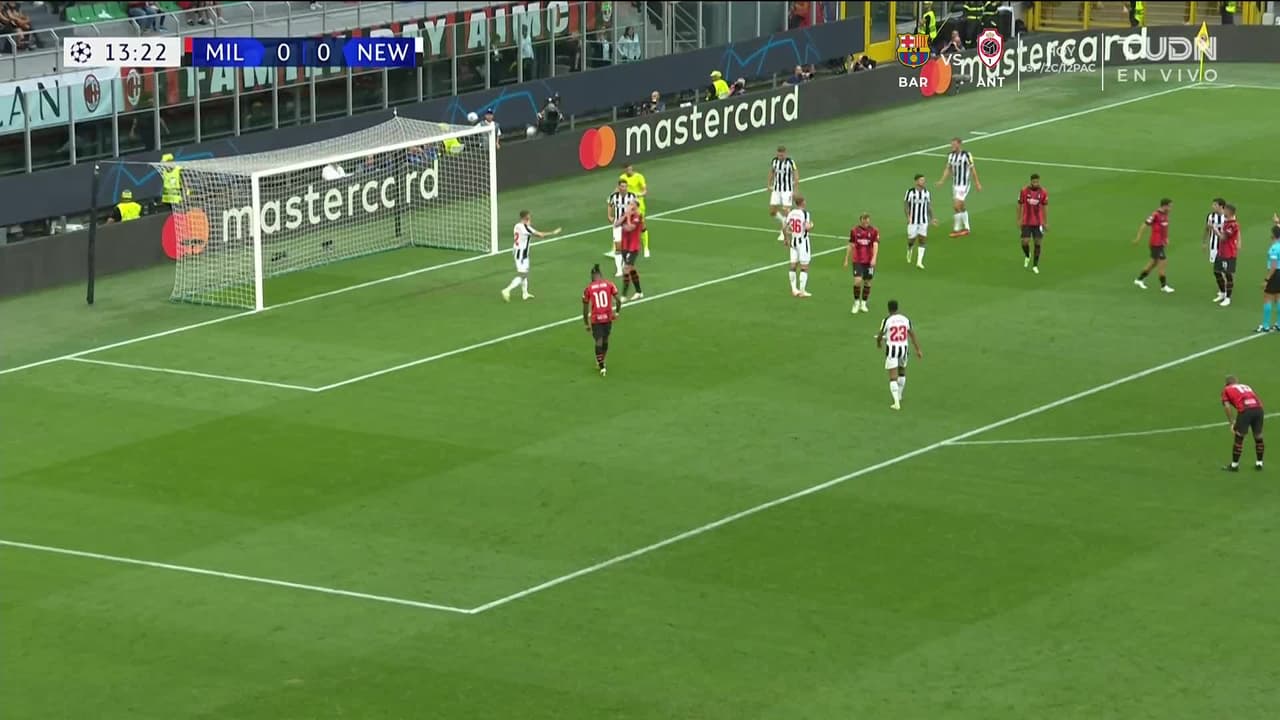 ¡TIRO ATAJADO! disparo por Olivier Giroud.