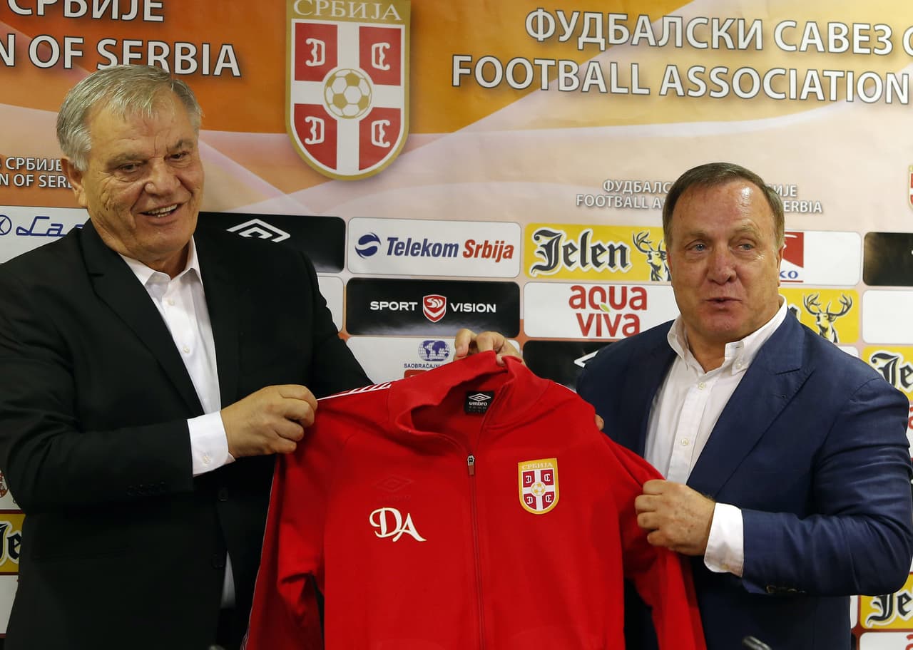 El holandés Dick Advocaat llegó como solución para Serbia en septiembre del 2014. Pero una sanción de la Uefa a la federación serbia por un 'drone' que desencadenó violencia en un Macedonia-Serbia le apartó del cargo a los seis meses.