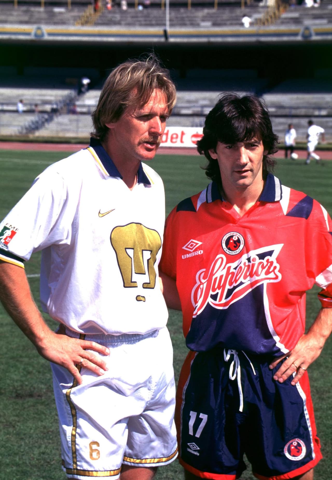 <b>Bernd Schuster </b>jugó en el fútbol mexicano en 1997 con los Pumas y se retiró teniendo 36 años. 
<b>José Mari Bakero </b>también se retiró acá pero jugando para los Tiburones Rojos con los que marcó 17 goles con 34 aos.