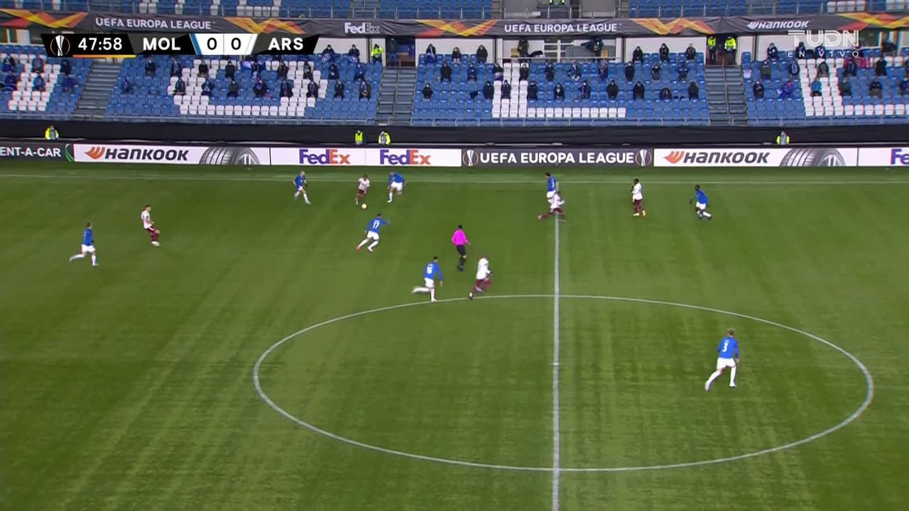 ¡CERCA! Nicolas Pepe disparó que se estrella en el poste.