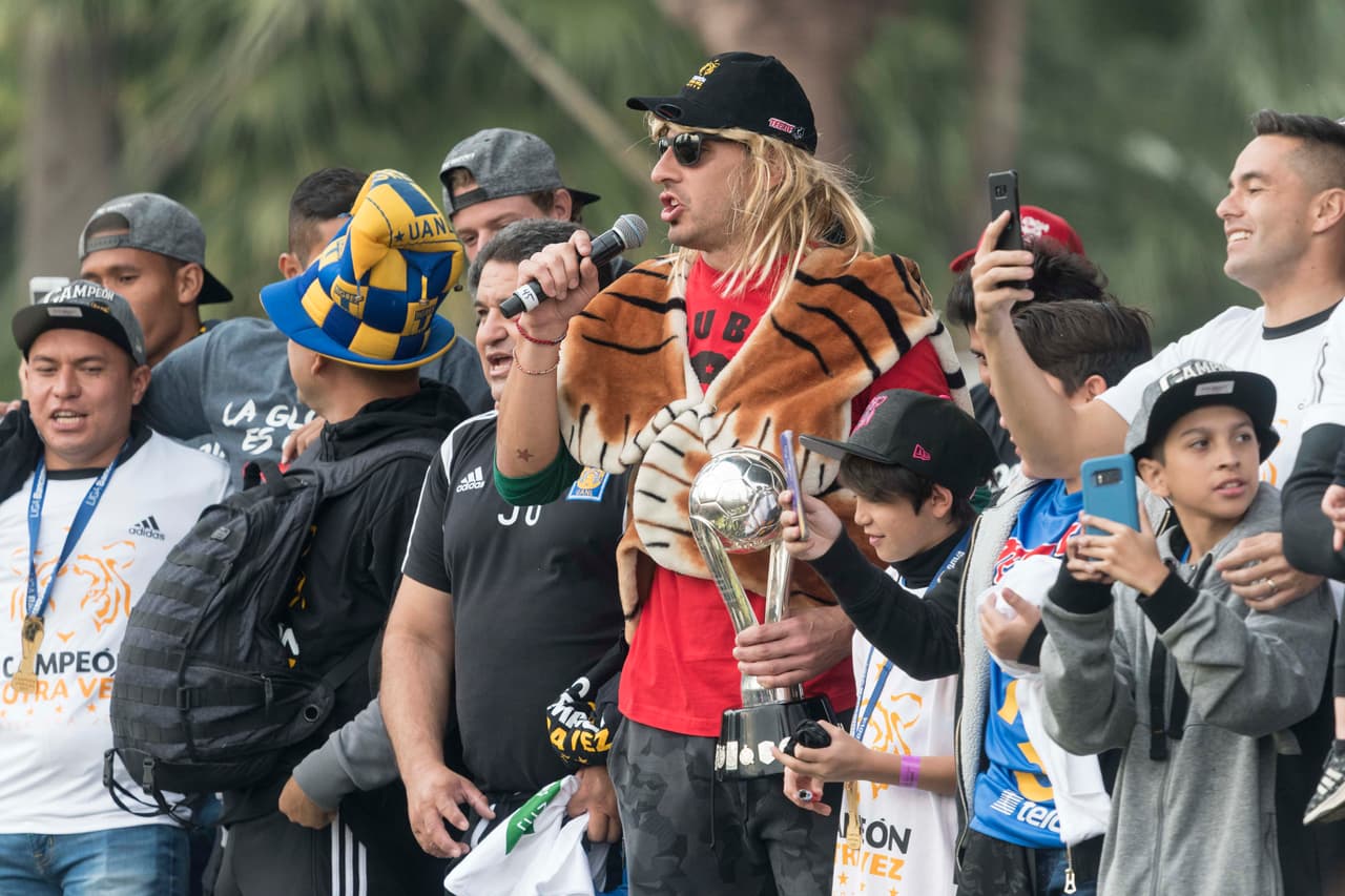 El portero argentino se vistió de manera extravagante durante los festejos de los universitarios. Además, la hizo de maestro de ceremonias en la Macroplaza.