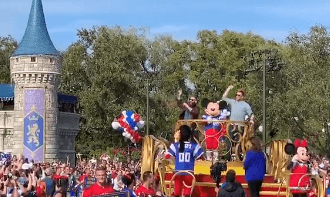 Desde ese templete, junto con el famoso Mickey Mouse, Edelman y Brady contando los anillos de Super Bowl que tienen los Pats.