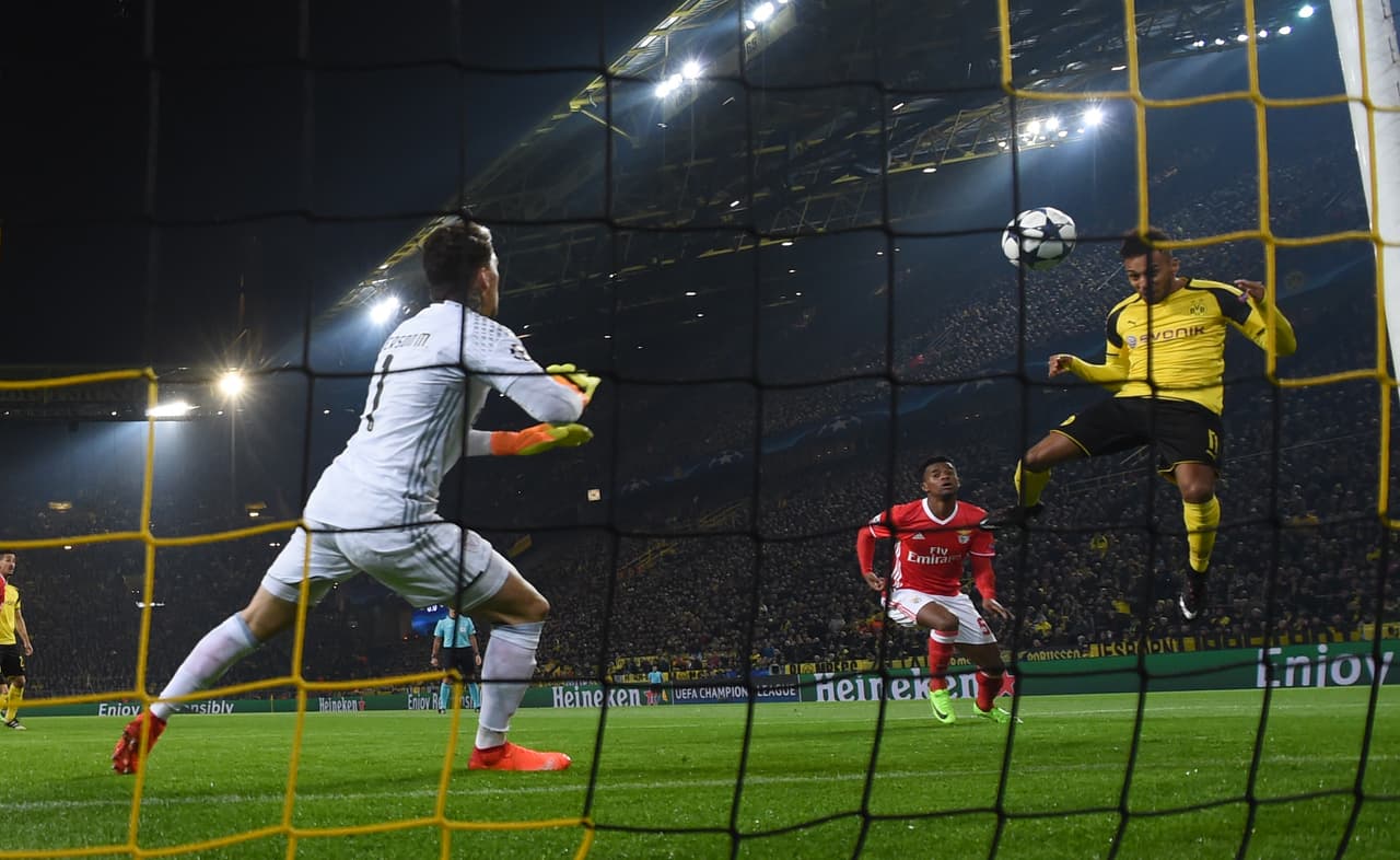 Borussia Dortmund clasificó con facilidad contra Benfica, en una serie en la que el gabonés participó con tres goles en la goleada 4-0 con la que sentenciaron a su favor los octavos de final.