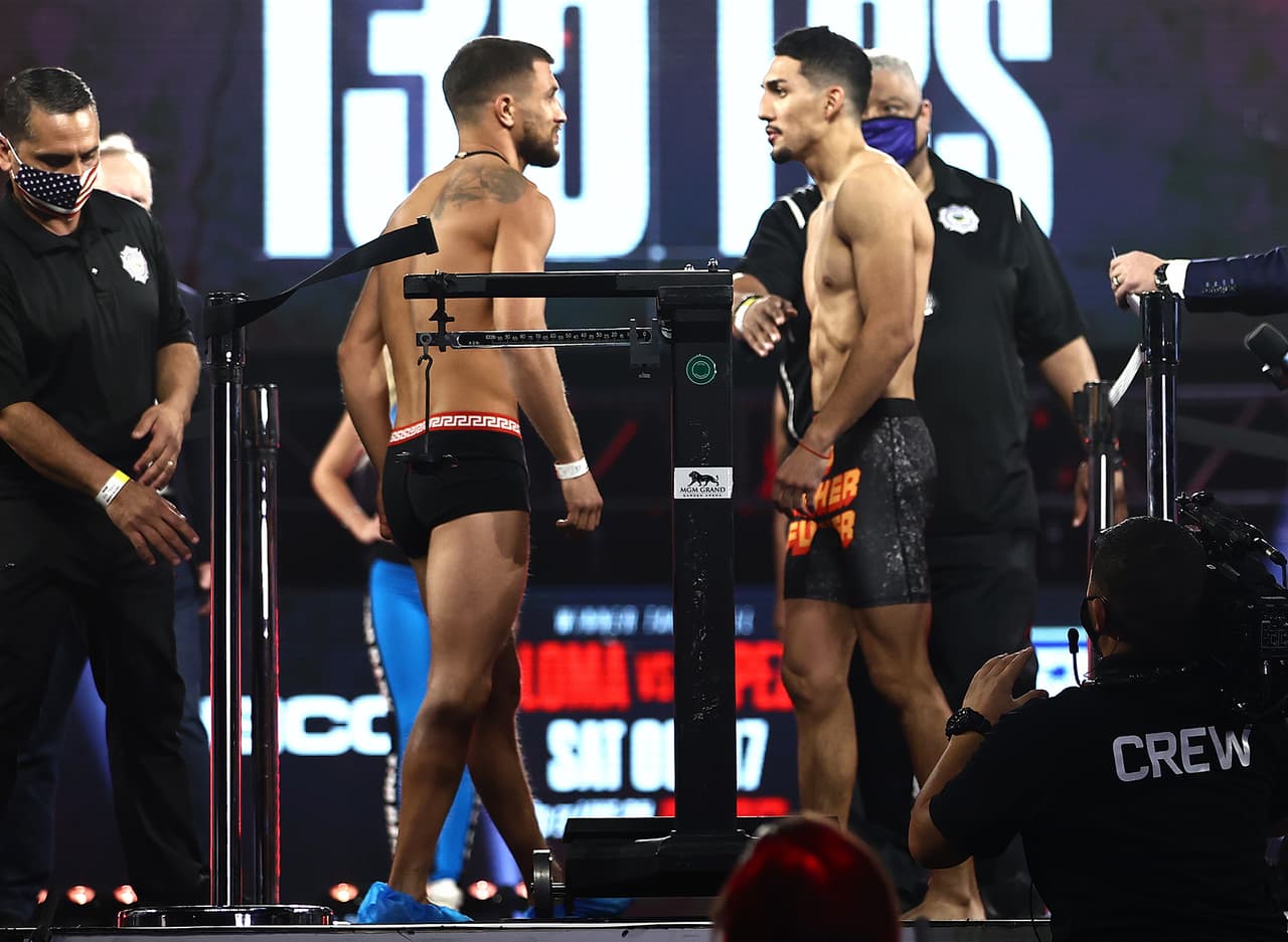 El MGM de Las Vegas enmarcará el combate por la unificación de los títulos CMB, AMB, OMB y FIB; ambos peleadores registraron 135 libras en la báscula.
