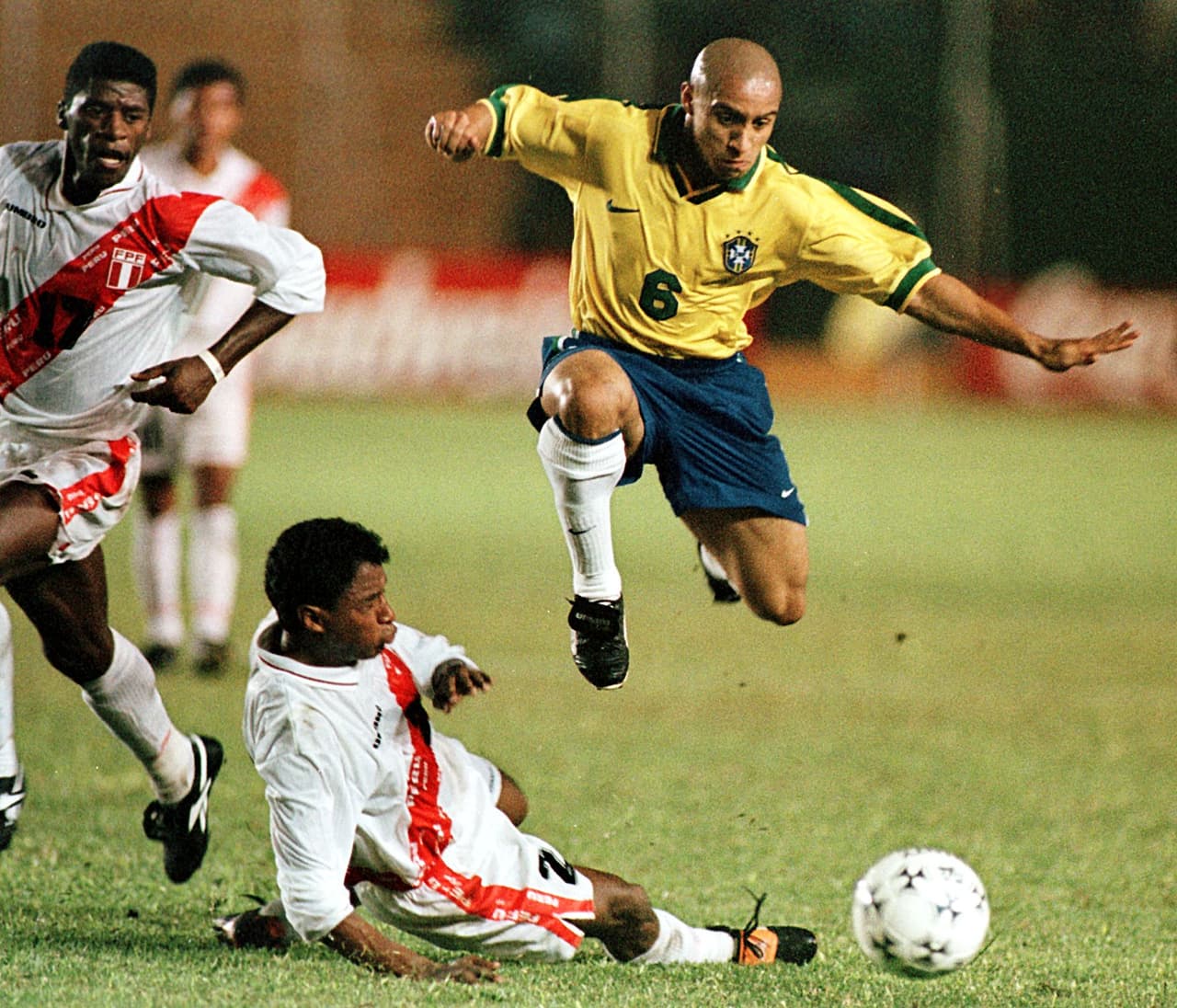 Otra goleada se dio en Bolivia 1997, en aquella ocasión Brasil con todas sus figuras del momento derrotó 7-0 a Perú. Los anotadores del encuentro fueron Flavio Conceincao, Denilson, Djalminha y dobletes de Romario y Ronaldo. Ese triunfo permitió a los brasileños llegar a la final para levantar el título ante los anfitriones.