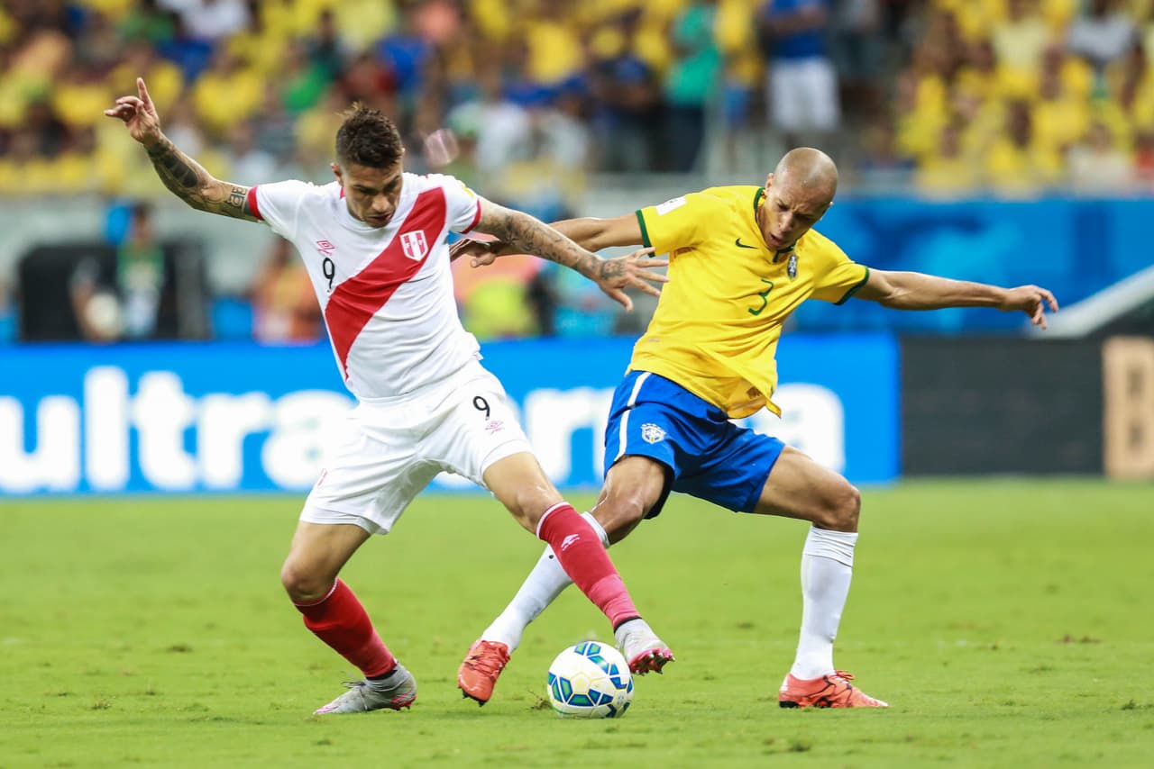 Ambas escuadras se han enfrentado en su mayoría en Copa América y en eliminatorias mundialistas, en Copas del Mundo se vieron las caras en dos ocasiones y en todas estas competencias Perú ha logrado dos triunfos.