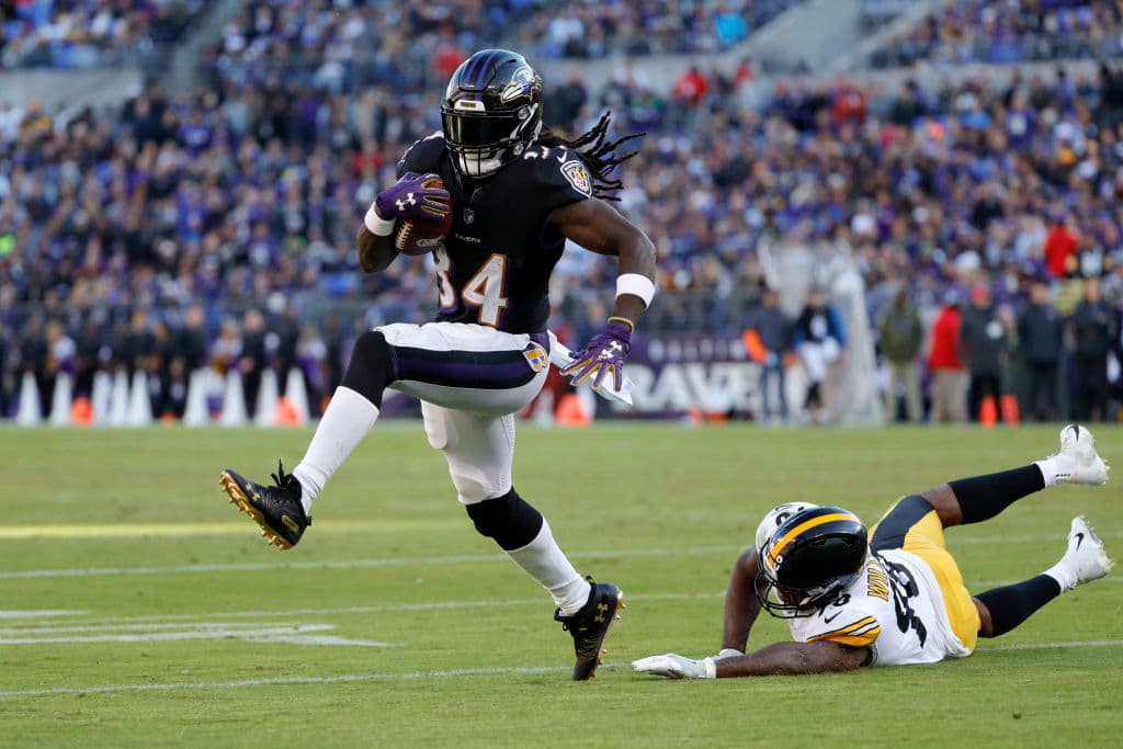 Los Ravens por fin desepertaron a la ofensiva. Restando 2:56 en el tercer cuarto, Alex Collins tuvo acarreo de 1 yard para acercar a los locales a 20-13.