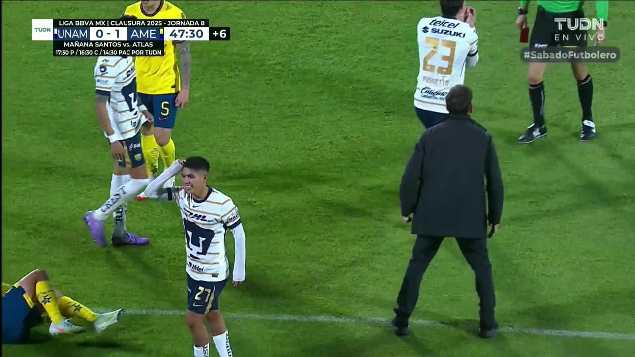 ¡Expulsión! El árbitro saca la roja directa a Piero Quispe.