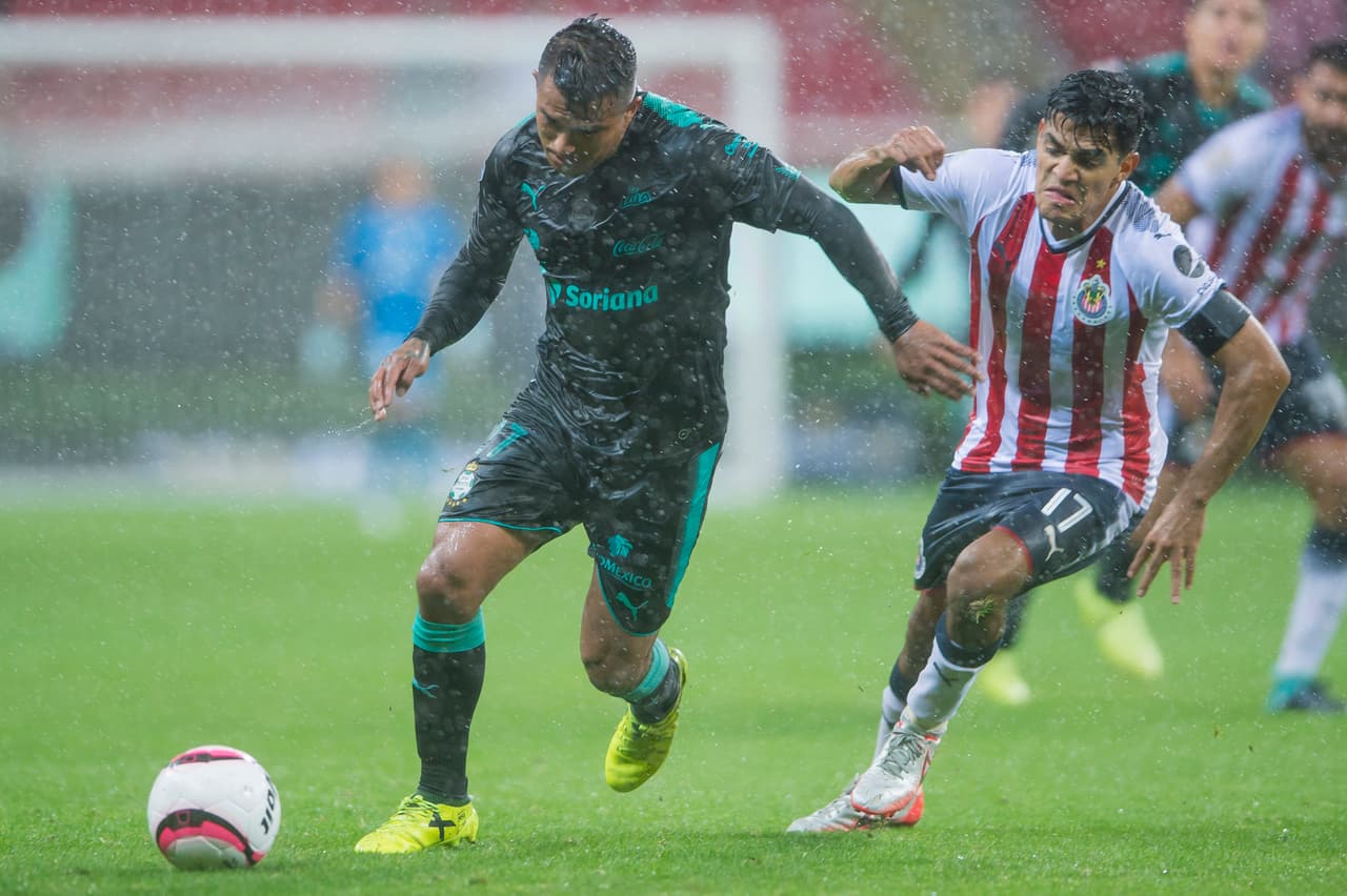 El duelo estuvo marcado por el duro clima que afectó la dinámica del partido.