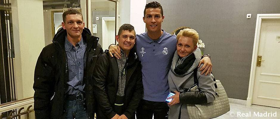 Meses después, cuando ya estaba recuperado, el joven fue invitado a junto a su familia al Santiago Bernabéu para que presenciaran un juego de Champions League ante el Borussia Dortmund.
