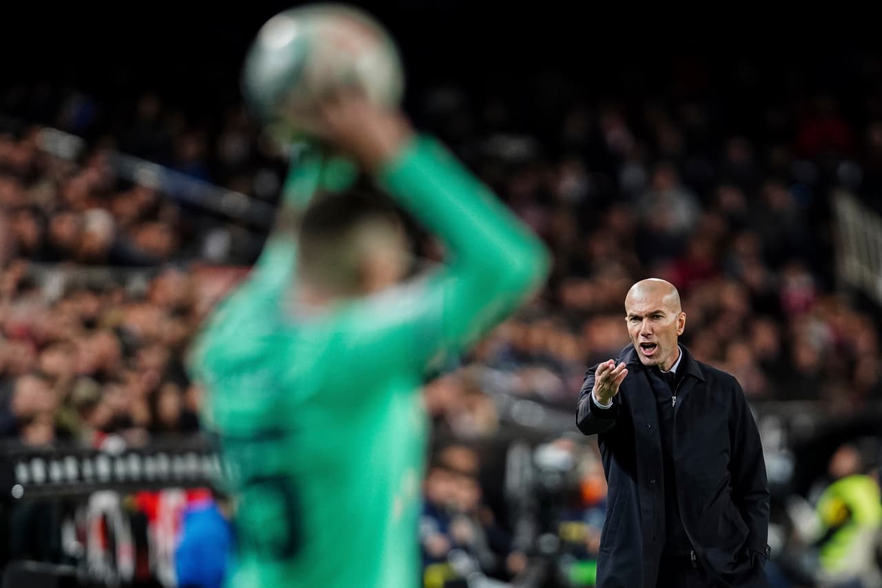 Zinedine Zidane da indicaciones a sus jugadores desde la banda, trata de ordenar a su equipo.