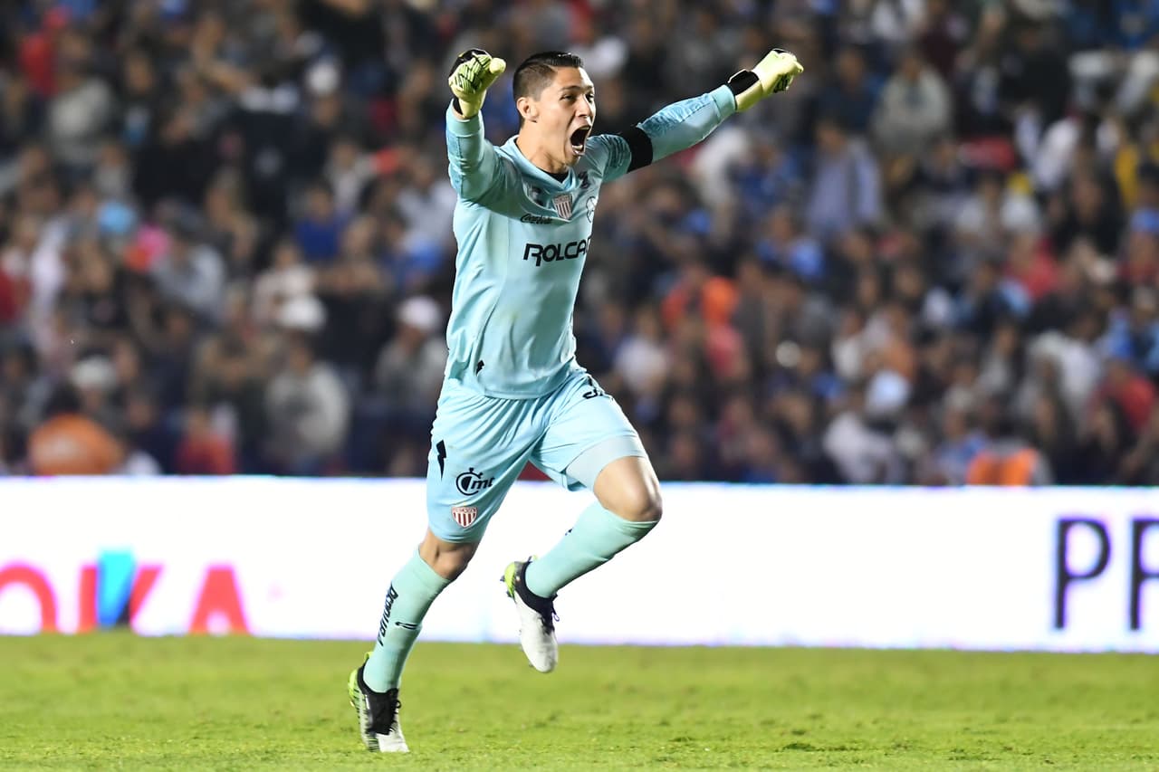 Necaxa aprovechó la superioridad numérica y repitió dosis con triunfo 2-3 (2-6 global) ante Gallos Blancos.