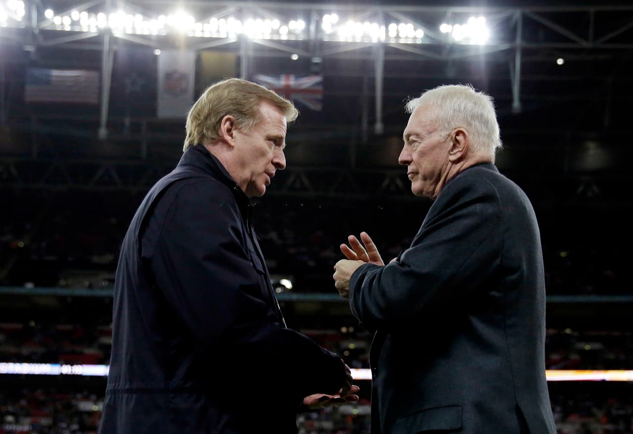 El propietario de los Cowboys, Jerry Jones, ha sido uno de los críticos más duros del comisionado de la NFL, Roger Goodell.