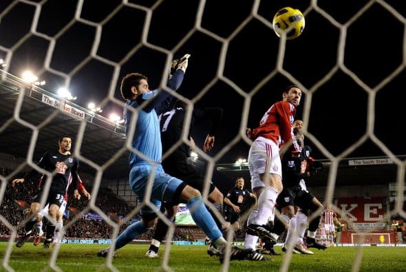 Una desafortunada jugada para los visitantes terminó en gol.