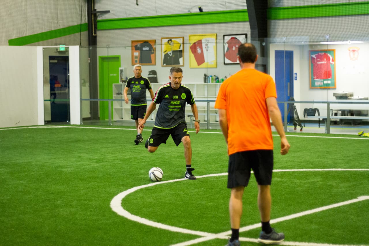 El cuerpo técnico del Tri, con un esquema táctico basado en rotaciones, tocó el balón a su antojo y venció 11-6 a los comentaristas de Univision y Televisa esta mañana en Boulder, Colorado, en un partido lleno de intensidad y camaradería.