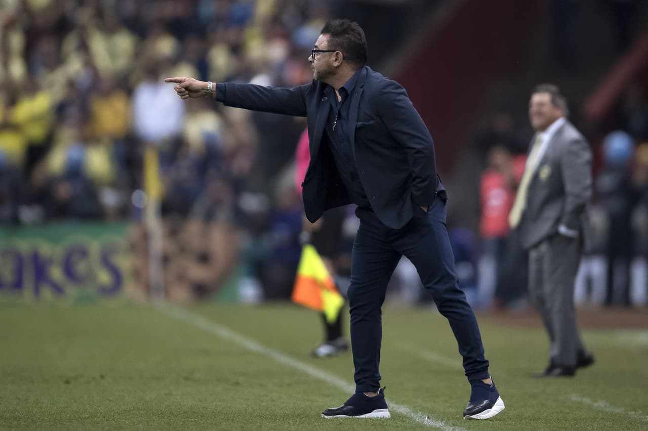 Desde el área técnica, da instrucciones para seguir atacando al América.