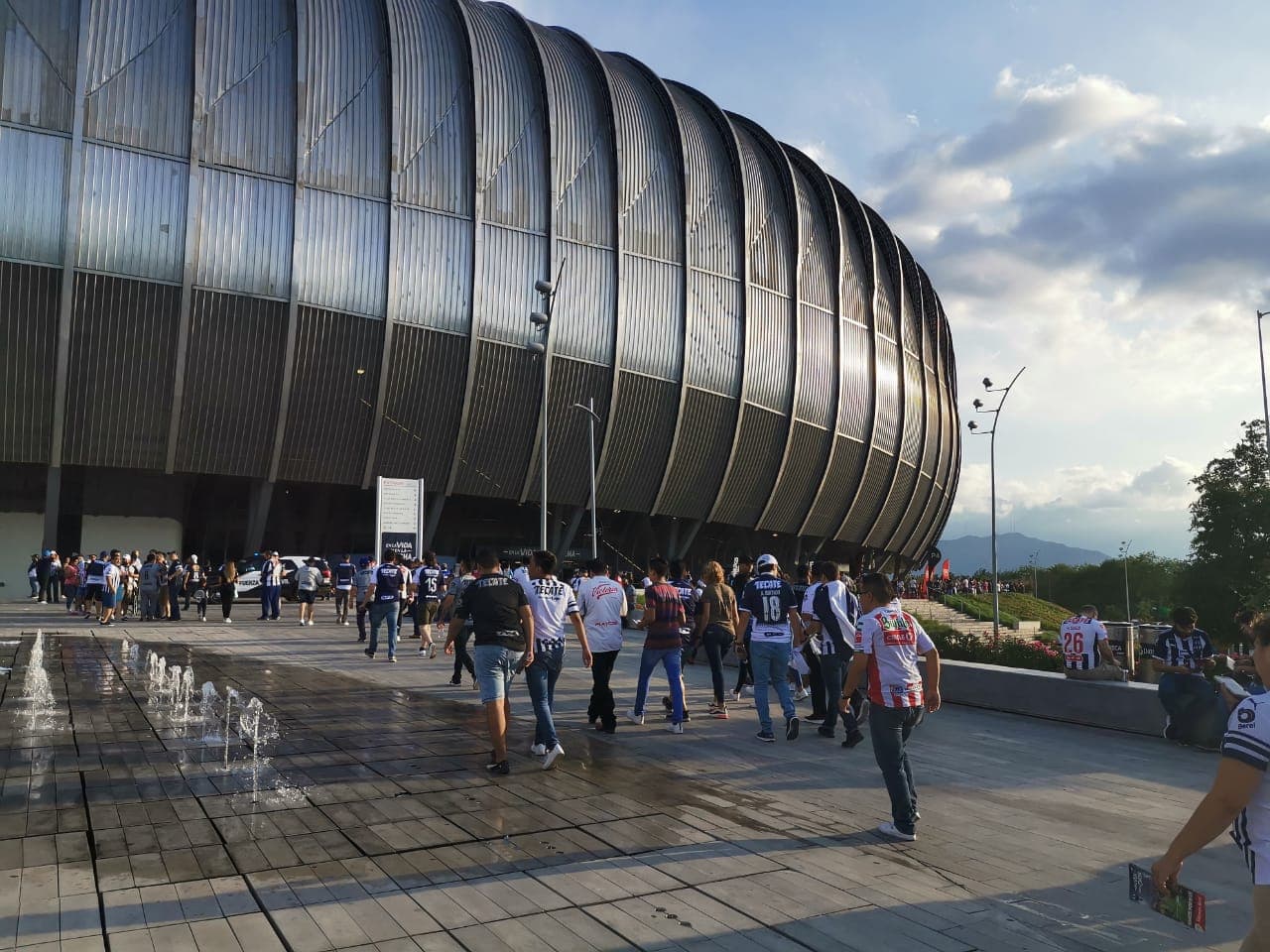 En el Estadio BBVA Bancomer los fanáticos se viven los minutos previos al partido de vuelta entre Rayados y Necaxa y por los Cuartos de Final de la Liguilla del Clausura 2019.