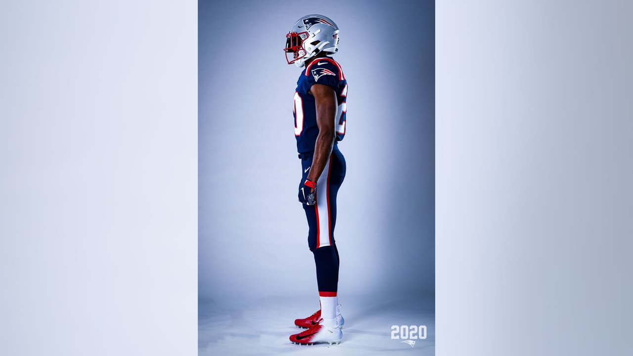 Los Patriots ya sin la presencia de Brady y en modo de reestructuración presentaron su nueva indumentaria para la temporada 2020 en la NFL. El color azul es muy similar al modelo color rush y el blanco es una adaptación combinando con las licras azules.
