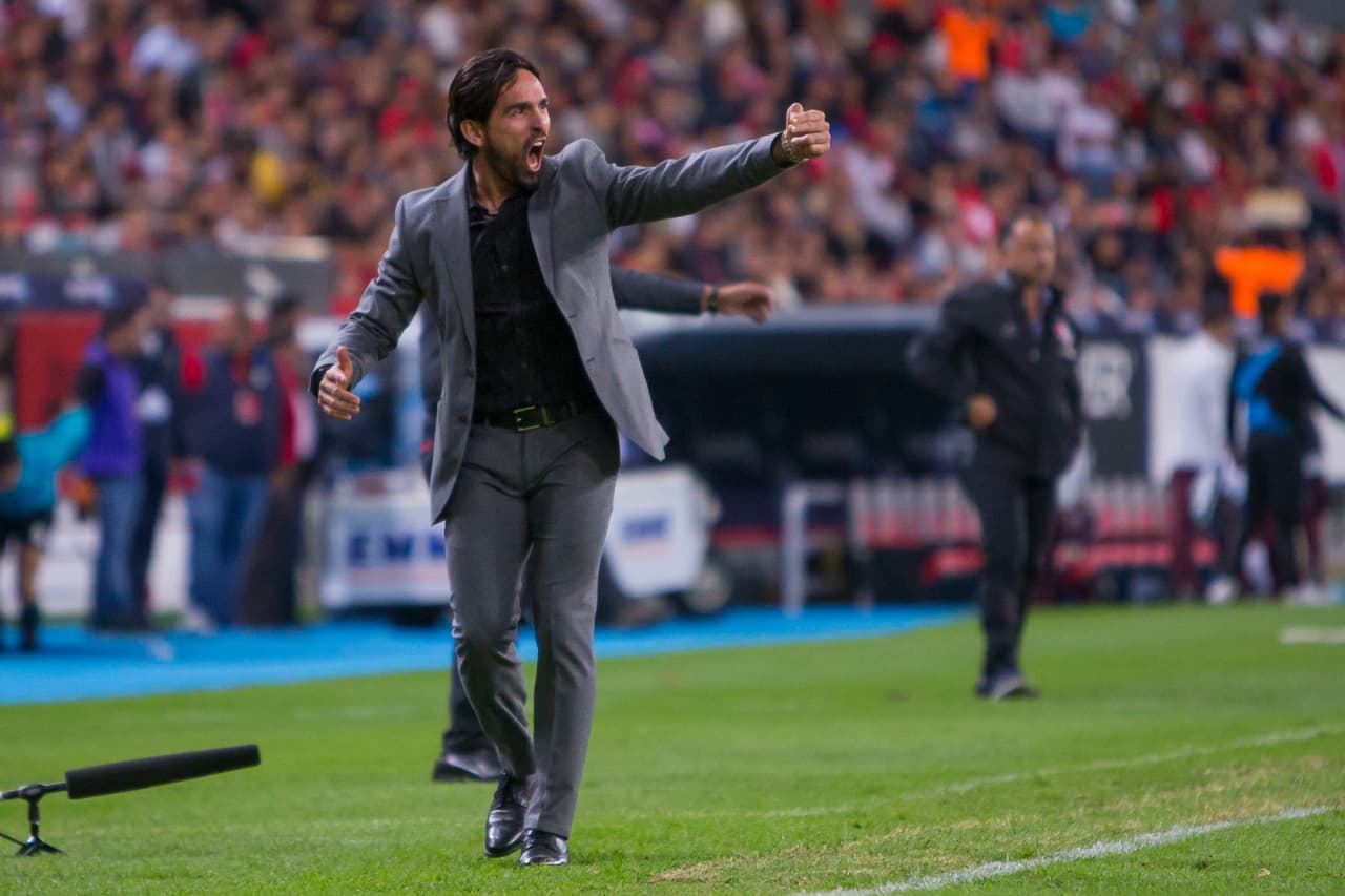 En su lugar quedó como interino Gerardo Espinoza, quien dirigió solo un partido.