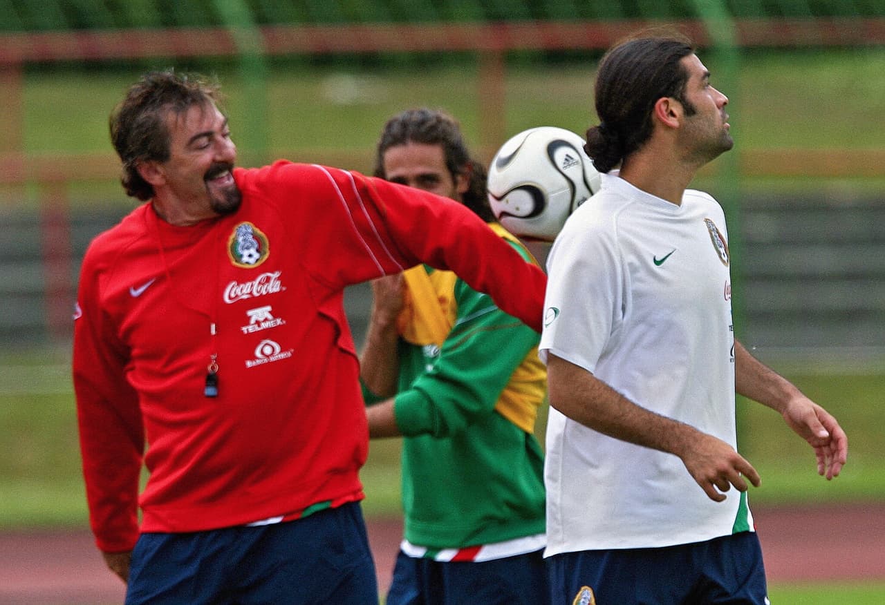 La Volpe le enseñó muchos conceptos en salida a Márquez, que el 'Kaiser de Michoacán' aplicó en Mónaco y Barcelona. Luego se reencontraron en el 'Tri' entre 2002 y 2006.