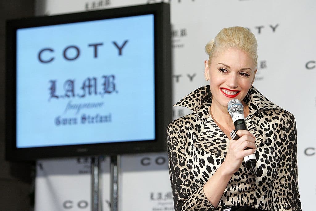 "Sabes, alguien una vez me llamó porrista, negativamente, y nunca he sido porrista", dijo Stefani a NME después del lanzamiento de la canción sin mencionar a Love por su nombre.