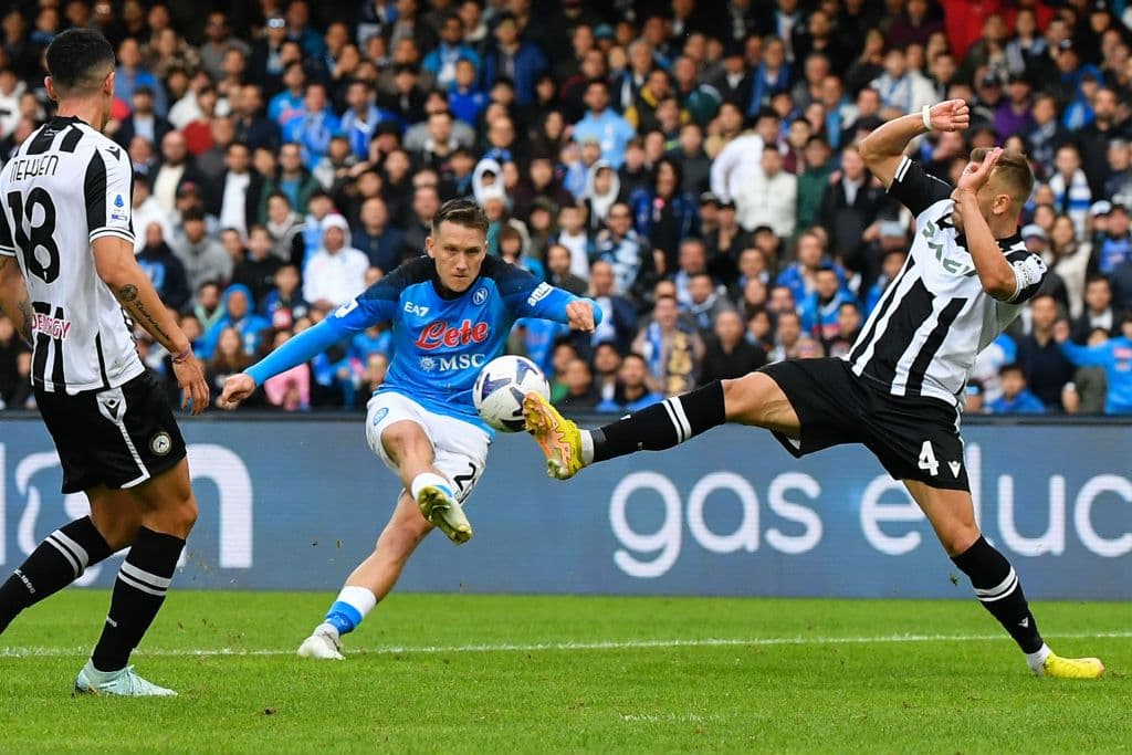 Piotr Zielinski metió un golazo para el 2-0 en favor de Napoli tras una asistencia del 'Chucky' Lozano.