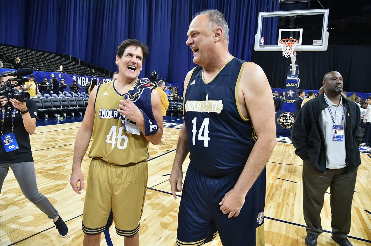 El dueño de los Dallas Mavericks de la NBA,
<b>Mark Cuban</b>, ha tenido un agrio intercambio de declaraciones con el presidente Trump. En el partido de celebridades dentro del fin de semana del All Star Weekend, portó una playera con el número 46, en alusión a una mofa que le hizo Trump, sobre que no tiene suficiente capacidad para ser el mandatario. Cuban le respondió con una carcajada.