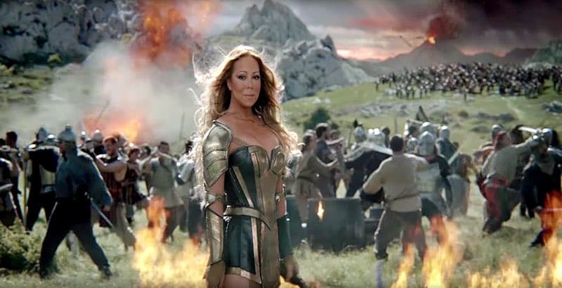 Carey retuiteó usando una foto de ella vestida para la batalla en una foto de su campaña de videojuegos "Game of War".