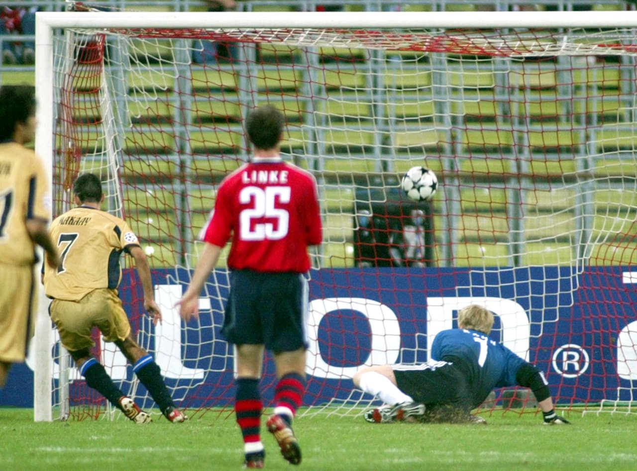 Deportivo La Coruña, con el aporte de Roy Makaay en el marcador, venció y fue líder de su grupo en la edición 2002-2003, en la que Bayern Munich quedó de último.